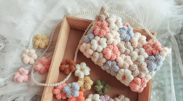 Pochette en fleurs tricotées avec bandoulière